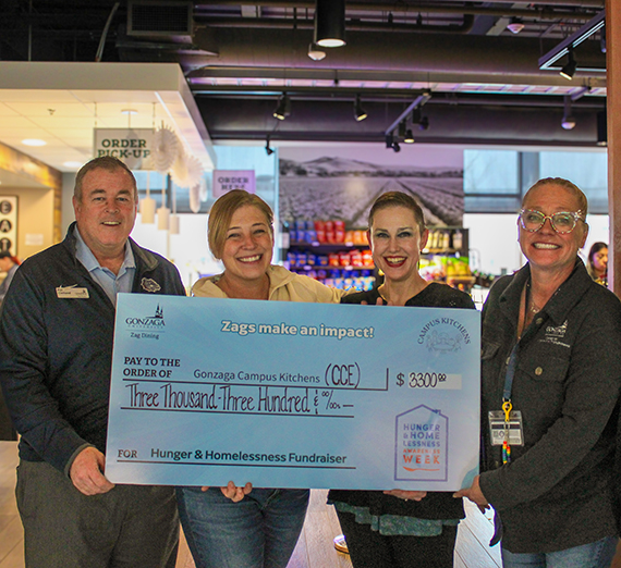 女性が窓の横で腕を組んで立っている